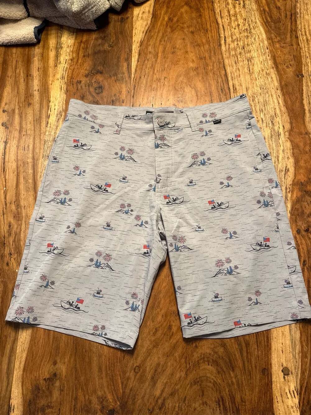 TravisMathew Men's Lake Life Patriotic Boat & Fireworks Shorts Size 34